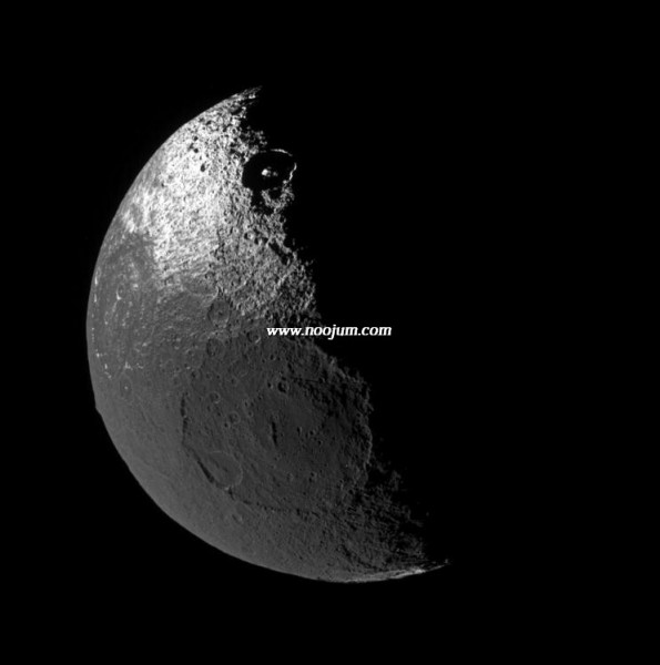 iapetus3_cassini_big.jpg