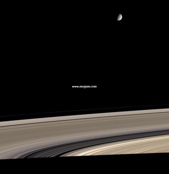 ringsandmoon_cassini_big.jpg